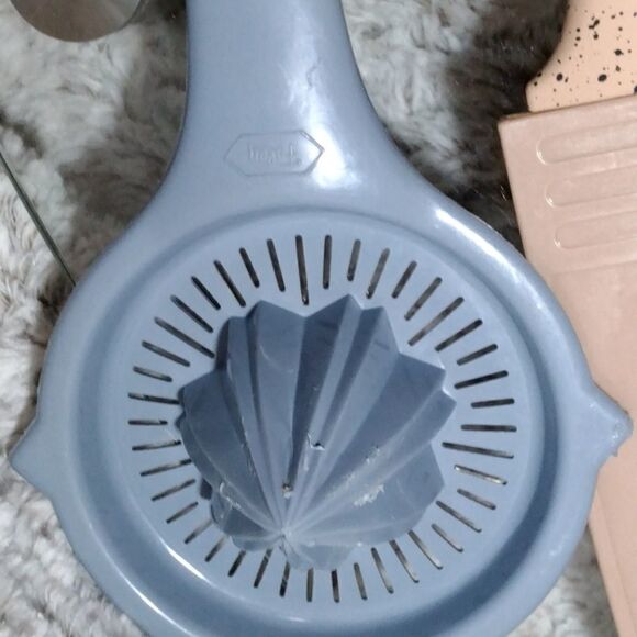 3 Tomodachi knives and a lemon squeezer - Picture 3 of 11